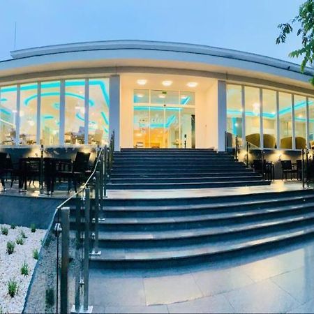 Fenyves Szalloda Es Konferencia-Koezpont Baktaloranthaza Exterior foto