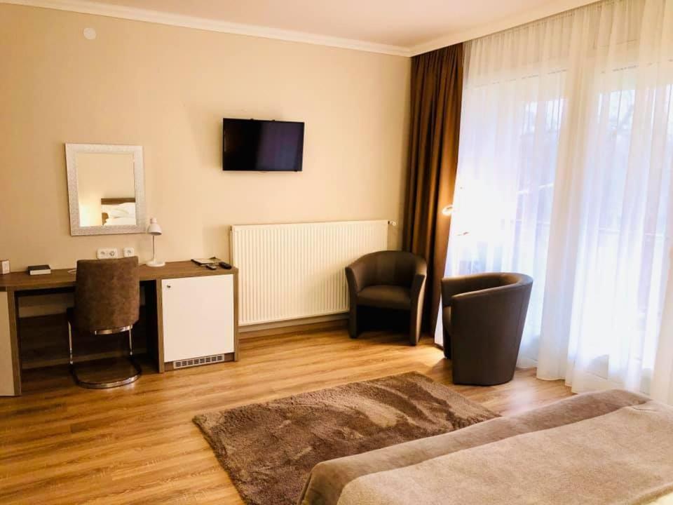 Fenyves Szalloda Es Konferencia-Koezpont Baktaloranthaza Exterior foto